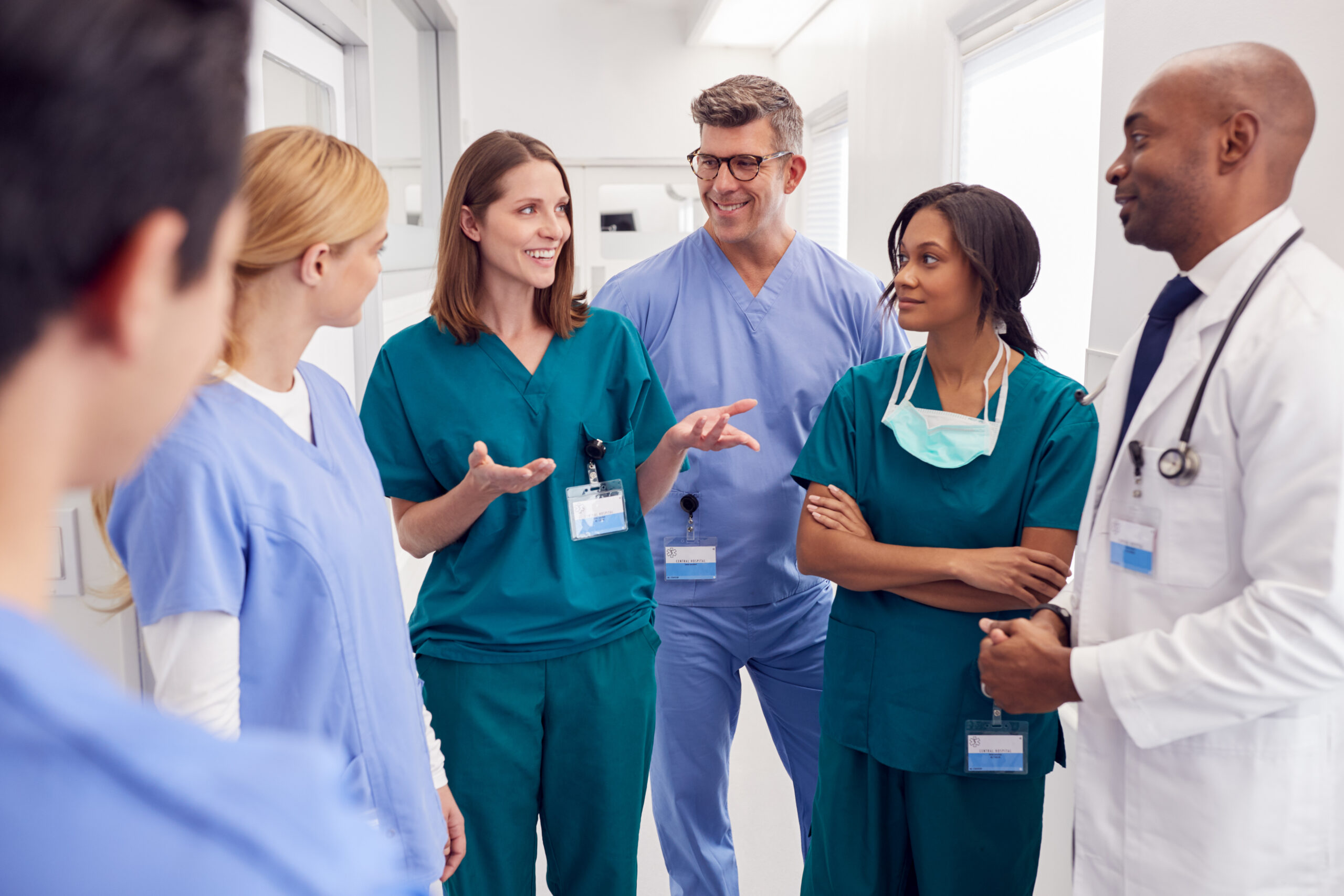 Multi-cultural,Medical,Team,Having,Meeting,In,Hospital,Corridor